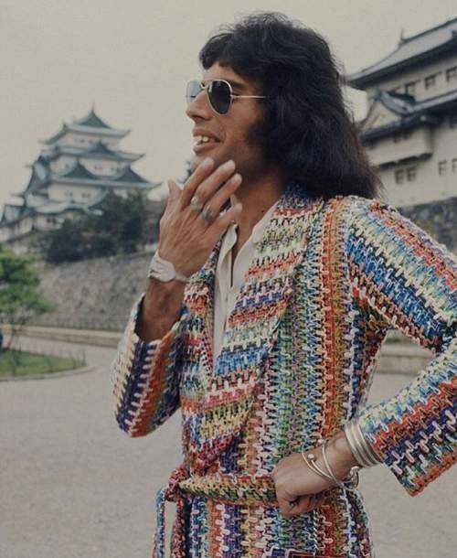 Фредди Меркьюри в замке Нагоя, Япония, 1975 год.