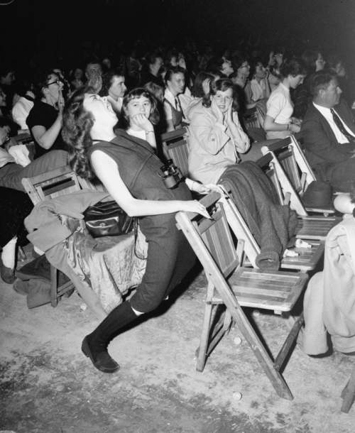 Подростки на концерте Элвиса Пресли в Филадельфийской арене, 1957 год.