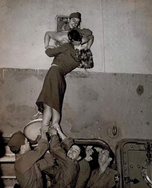 Марлен Дитрих целует солдата, возвращающегося с войны, 1945 год.