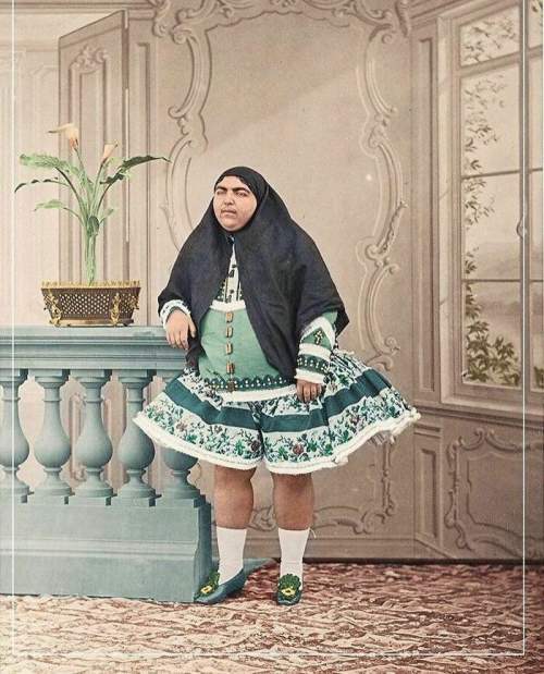 Принцесса Фатеме Ханум "Эсмат Аль-Даулех" была принцессой Персии, современного Ирана.

Она была дочерью персидского царя, правившего с 1848 по 1896 год.

В то время для каджарских женщин было нормальным носить тонкие усы как признак красоты. У нее было более 150 поклонников, и в начале 1900-х годов она считалась высшим символом красоты в Персии.

"На самом деле так много, в общей сложности 13 мужчин [покончили с собой] сами, потому что она отвергла их любовь".

На Эсмат была возложена обязанность принимать при дворе женщин-иностранок. Она также научилась играть на пианино и стала фотографом со своей собственной домашней студией. Ее сводная сестра Захра каждую неделю устраивала в своем доме литературные салоны и помогала основать Общество женской свободы, организацию, защищающую права иранских женщин
с 1910 года.