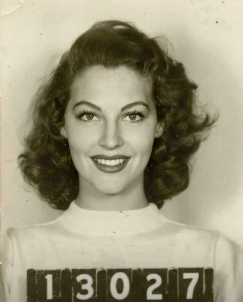  Ава Гарднер в 19 лет сфотографирована для анкеты о приеме на работу в Mgm, 1942 год.