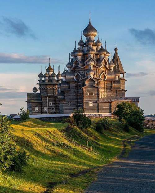 Деревянная церковь на острове Кижи, Россия, построена без гвоздей