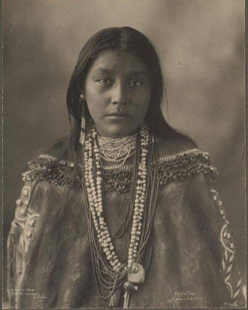 Хэтти Том, молодой чирикауа-апач, 1899 г.