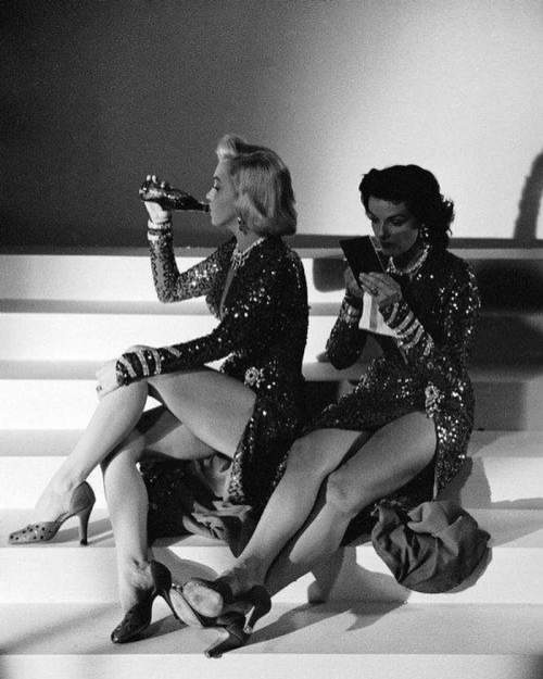 Мэрилин Монро и Джейн Рассел на съемках фильма ?Джентльмены предпочитают блондинок?, 1953 год.