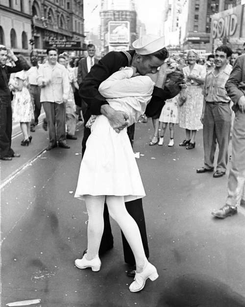 Покойся с миром, Джордж Мендонса! Таймс-сквер в Нью-Йорке, 14 августа 1945 года.