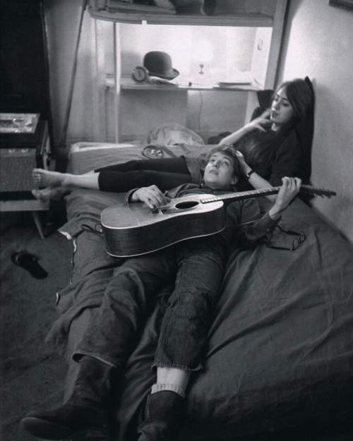 Боб Дилан и Сьюз Ротоло в своей квартире в Гринвич-Виллидж, 1962 год.