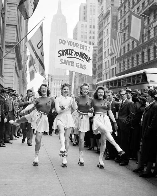 Внесите свой вклад! Катайся на коньках. Save Gas, Нью-Йорк, 1940-е годы.
