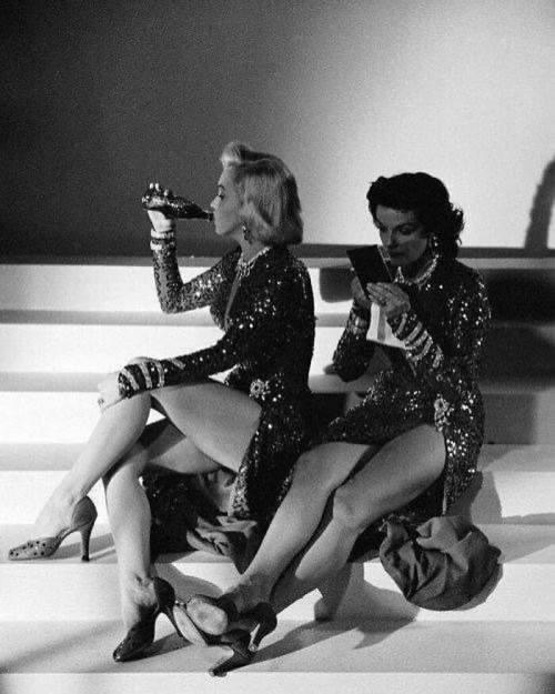 Мэрилин Монро и Джейн Рассел во время перерыва в съемках ?Джентльмены предпочитают блондинок?, 1953 год.