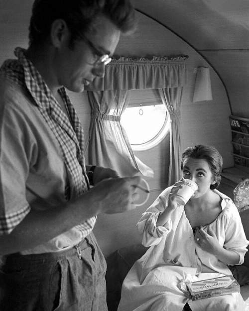 Джеймс Дин навещает Элизабет Тейлор в ее трейлере во время съемок фильма ?Гигант?, 1955 год.