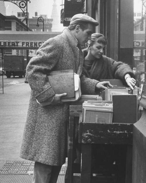 Пол Ньюман и Джоанн Вудворд покупают книги в Нью-Йорке, 1959 год.
