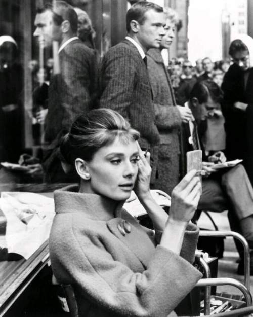 Одри Хепберн подправляет макияж на съемках фильма ?Завтрак у Тиффани?, 1961 год.