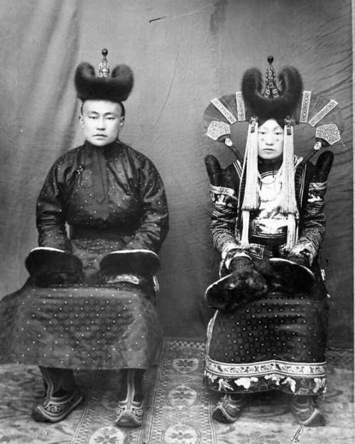 Свадебный портрет супружеской пары монгольских халха, 1920-е гг.