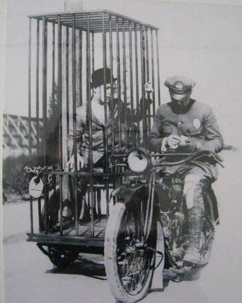 Полицейский на мотоцикле Harley-Davidson перевозит заключенного (1921 г.)