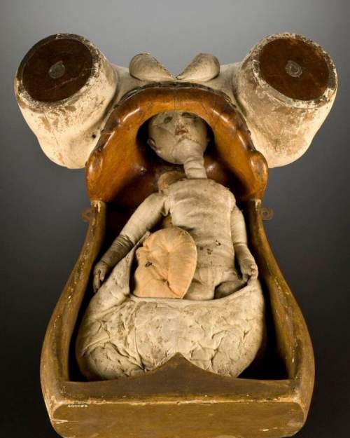 Акушерский фантом, 18 век. Модель из дерева и кожи использовалась для обучения студентов-медиков и, возможно, акушерок методам родовспоможения.