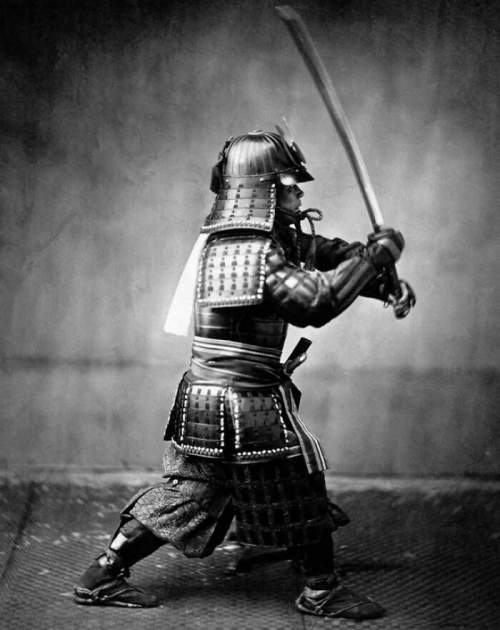 Японский самурай в полном вооружении с мечом, 1867 г.