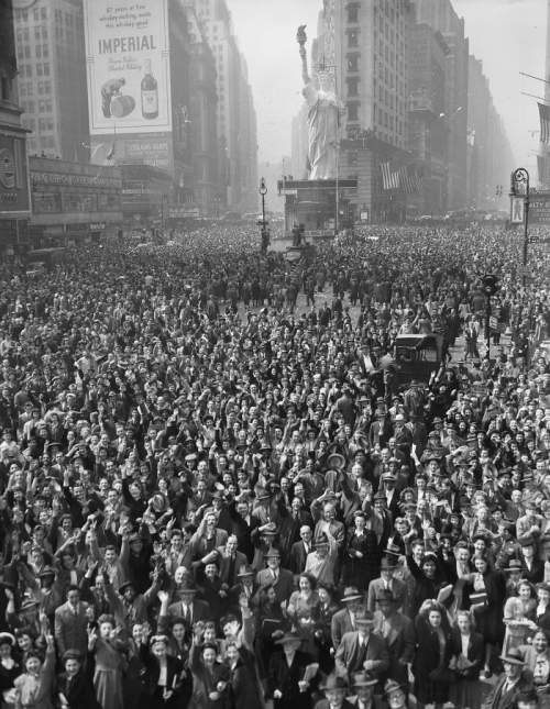 Люди на Таймс-сквер в Нью-Йорке празднуют капитуляцию Германии, 7 мая 1945 года.