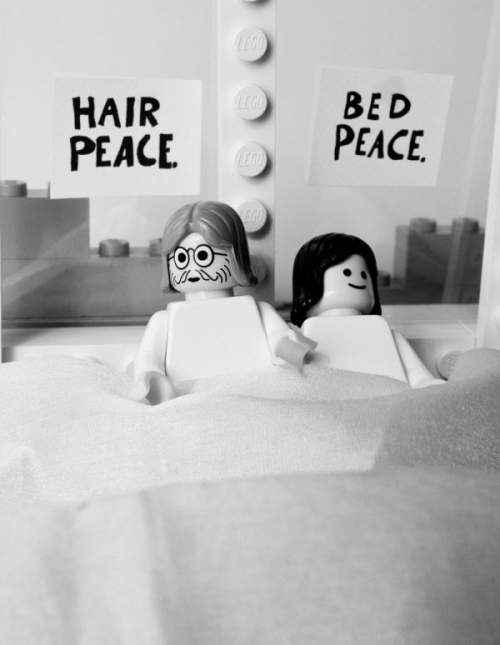 В постели за мир