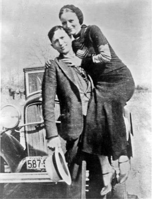 Бонни Паркер и Клайд Бэрроу в Арканзасе, 1933 год.