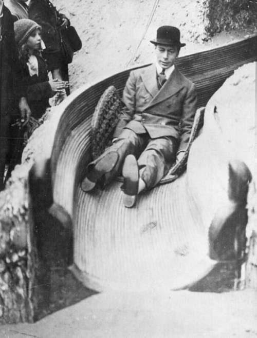 Король Англии Георг VI наслаждается горкой, 1925 год.