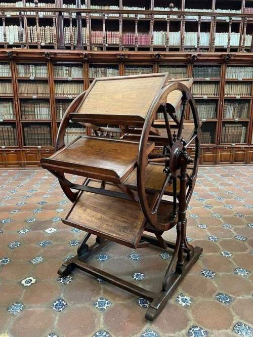 Устройство 18-го века, которое позволяло исследователям работать/читать до 8 открытых книг одновременно