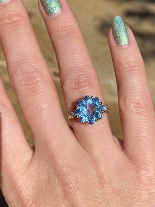Это было кольцо моей большой бабушки, которое попало ко мне. Это голубой топаз и бриллиант. Кто-нибудь когда-нибудь видел драгоценный камень с такой огранкой?
