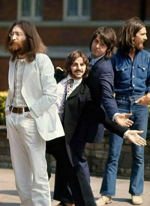 The Beatles в ожидании пересечения Эбби-роуд, 1969 год.