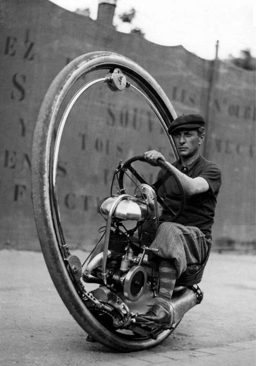 Давиде Числаги испытывает свой одноколесный двигатель, 1933 год.