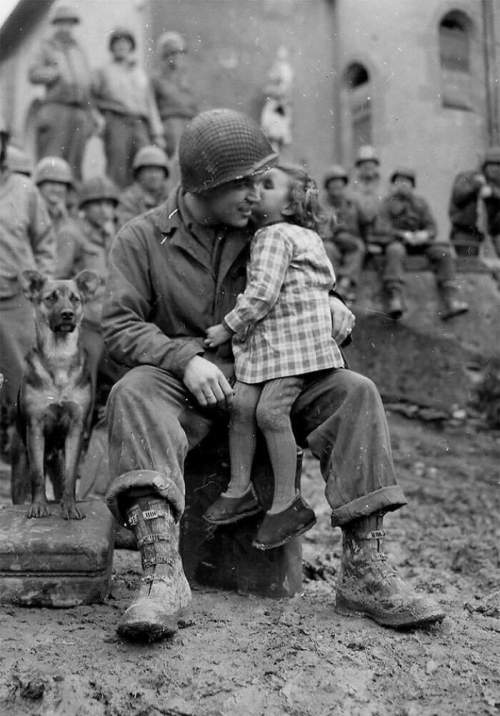 Маленькая француженка целует американского солдата в День святого Валентина, 1945 год.