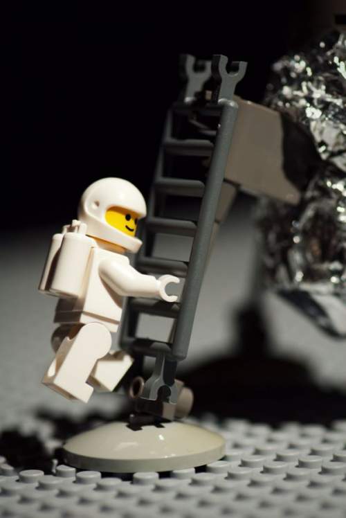 Многие заблуждаются, полагая, что на этом снимке Армстронг готовится к первому шагу по Луне. На самом деле это Олдрин. Снимков того, как спускался Армстронг, нет.