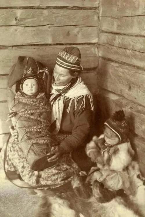 Саамская женщина, малыш и младенец в Лапландии, Финляндия, 1917 год.