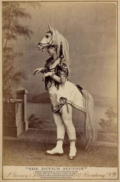 Бурлескные костюмы в 1800-х годах были причудливым делом. Это Элиза Бласина в головном уборе с конской головой.