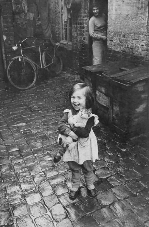 Счастливая француженка и ее кошка, 1959 год.