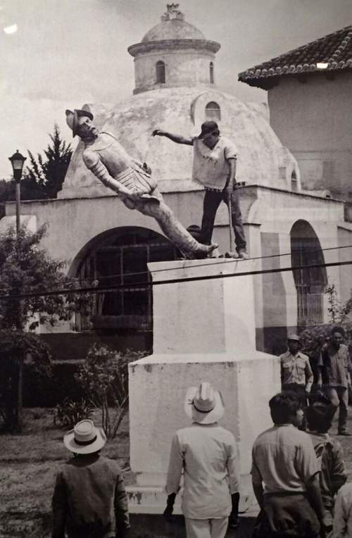 Коренной житель опрокинул статую испанского конкистадора Диего де Мазариегоса в день 500-летия открытия Америки. Чьяпас, Мексика, 1992 г.