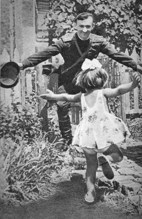 Солдат возвращается домой к дочери после Второй мировой войны, 1945 год.