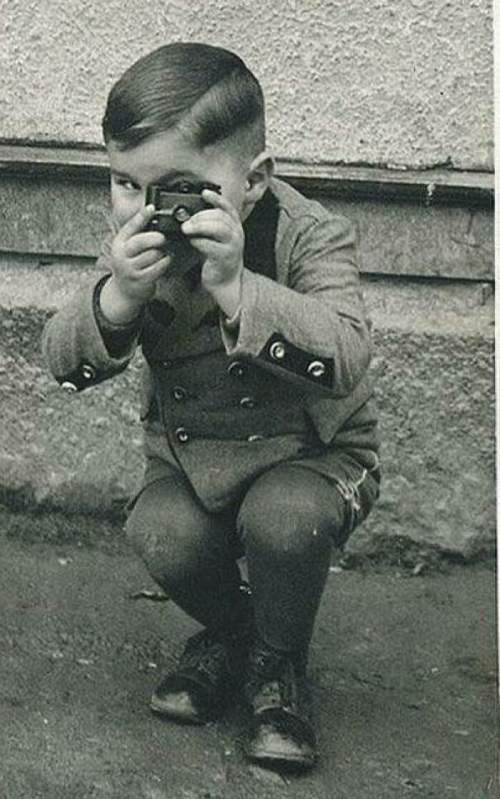 Баварский мальчик наслаждается своей камерой, 1910 год.