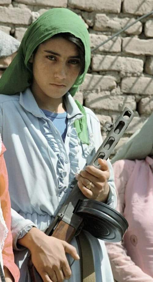  Двадцатилетняя Арифа, член проправительственного женского отряда, охраняющая свою деревню от моджахедов, Демократическая Республика Афганистан, 1987 год.